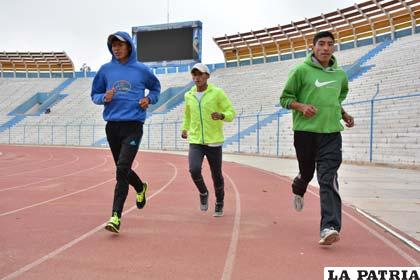 La preparación de los atletas se realizó en la pista del estadio 