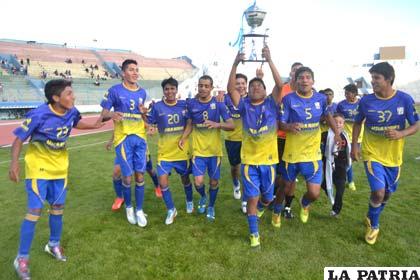 Vuelta olímpica de los jugadores de EM Huanuni