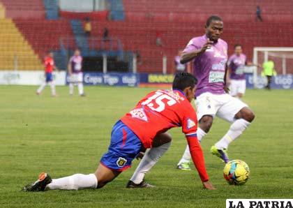 Real Potosí goleó en la ida por 6-0 a Universitario de Pando  en la
Villa Imperial el 08/03/2015