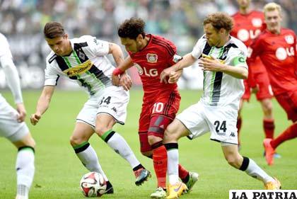 Gladbach goleó al Bayer Leverkusen en la lucha por el segundo lugar de Alemania