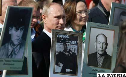 Putin se mostró con un retrato de su padre, quien combatió contra el nazismo