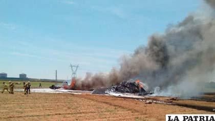 El avión en llamas en proximidades del aeropuerto de Sevilla (España)
