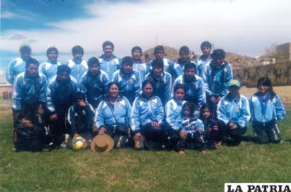 El equipo de Sevaruyo que participa en el torneo de fútbol de los residentes del Santuario de Quillacas