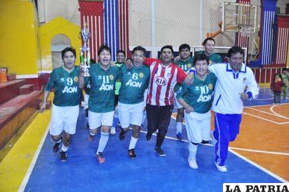 Vuelta olímpica del equipo de Hospital General A