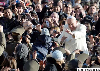 El Papa a donde va siempre es recibido por la multitud