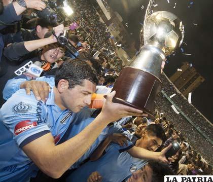 El orureño Wálter Flores, capitán de Bolívar, con el trofeo de campeón