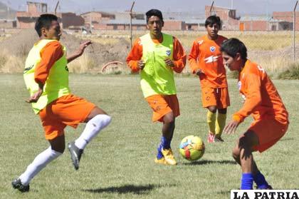 Los juveniles realizaron un trabajo futbolístico