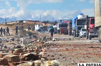 Campesinos bloquean la doble vía La Paz-Oruro