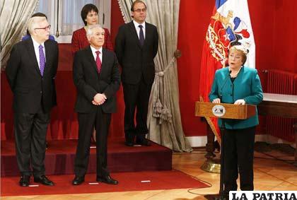 La presidenta de Chile, Michelle Bachelet, junto a algunos de sus ministros