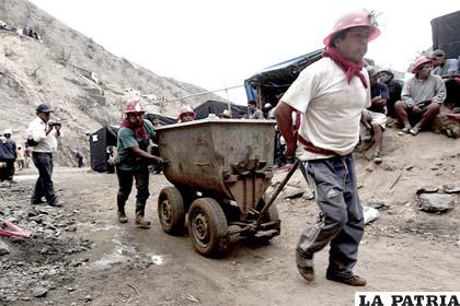 Trabajadores del proyecto minero Tía María, de la firma Southern Copper