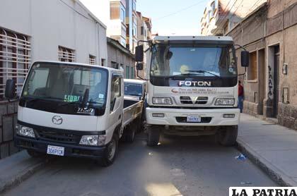 Delante de los vehículos protagonistas había otra camioneta mal estacionada