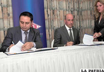 El presidente de YPFB, Guillermo Acha (izq.) y de Pluspetrol, Germán Álvarez (der.) firman el acuerdo