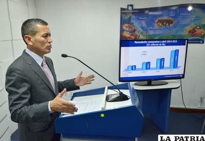 El presidente de Impuestos Nacionales, Erick Ariñez, en el informe sobre las recaudaciones hasta abril