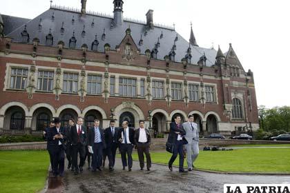 La delegación de Bolivia, a su salida de la Corte de La Haya después de escuchar los alegatos de Chile