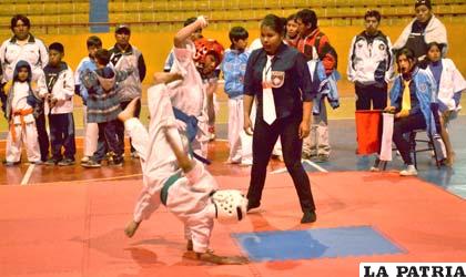 Deportistas de Caracollo participaron en el campeonato departamental de karate