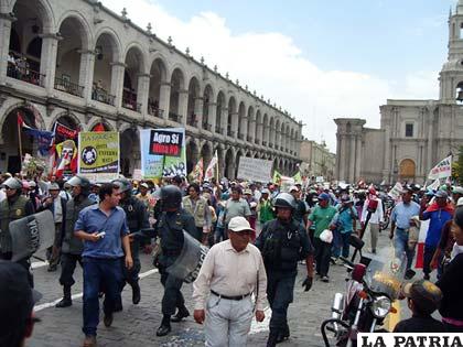 Miles de manifestantes ocupan la plaza de armas de Arequipa