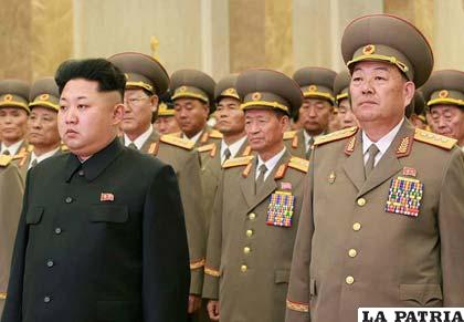 El ministro Hyon Yong-chol (der.), ahora muerto, con el líder Kim Jong-Un