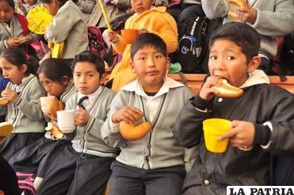 Niños del “Mario Flores” degustando su desayuno escolar