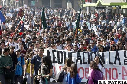 Estudiantes chilenos piden cambios en proyectos de reforma educacional