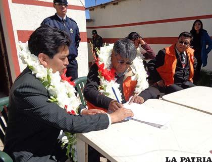 El alcalde, Juan José Ramírez (der) firma la transferencia junto al director de Dircabi, Omar Fulguera (izq)