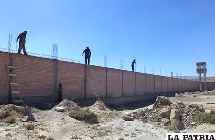 La construcción del muro avanza paulatinamente