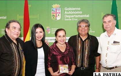 Ruth Lozada (centro) Gobernadora de Santa Cruz junto al grupo “Los Cambitas”