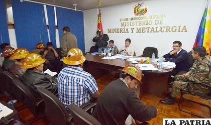 El ministro de Minería César Navarro en una reunión con dirigentes mineros
