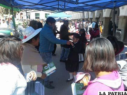 Padres e hijos disfrutaron momentos de baile y juego