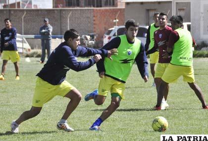 El equipo orureño hizo algo de fútbol en la víspera