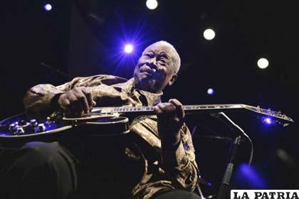 B.B. King ejecutando su guitarra en un concierto de Jazz