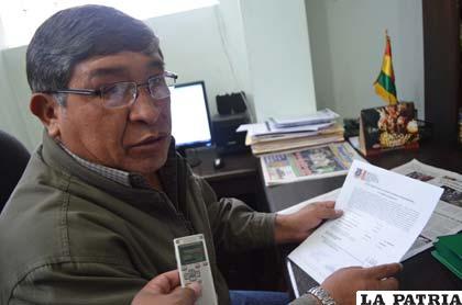 Jacinto Quispaya muestra la documentación de la conciliación de cuentas
