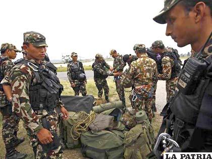 Miembros del ejército nepalí se preparan para rescatar los cuerpos de los tripulantes del helicóptero naval