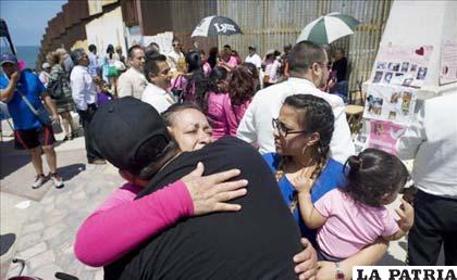 El muro fronterizo entre Tijuana  y San Diego fue escenario del encuentro entre madres e hijos