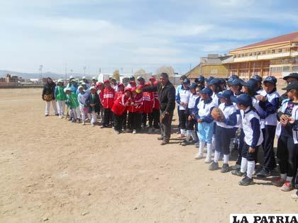 Durante el acto de inauguración, Etzhel Llanque en el lanzamiento 
inicial