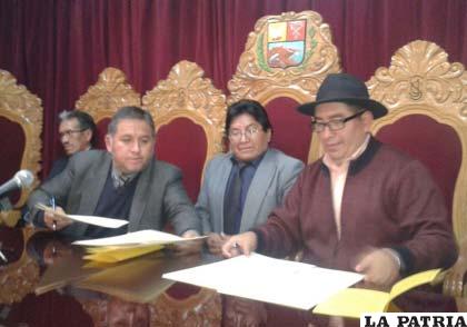 Autoridades de la UTO y judiciales en la firma de convenio