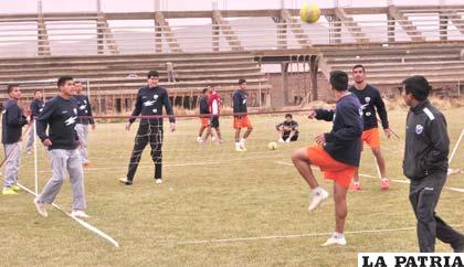 Los “santos” cerraron ayer sus entrenamientos con juegos recreativos