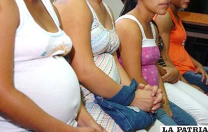 Niñas embarazadas aprenden a ser mamás