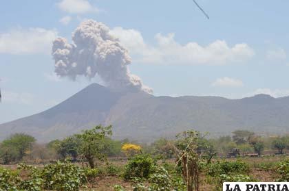 Volcán Telica en erupción