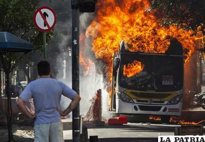 Vecinos incendian autobuses en protesta por muertes en Brasil