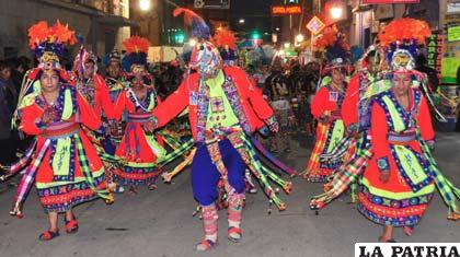 Coloridos trajes de los Tinkus Huajchas