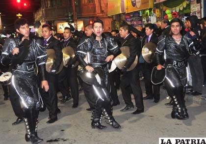 Elegantes trajes de los Caporales Centralistas