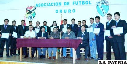 Los participantes en el curso para árbitros de fútbol