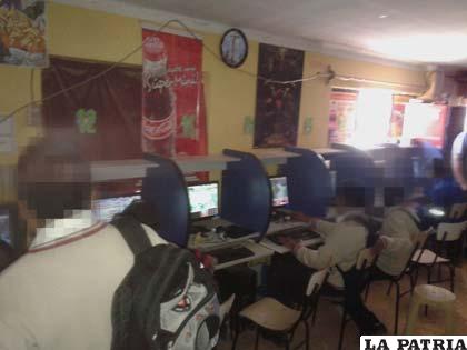 Escolares en un internet en horas de clase