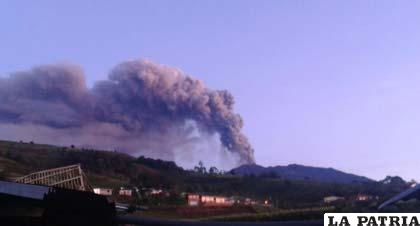 Volcán Turrialba registró fuerte explosión y su ceniza llegó hasta San José