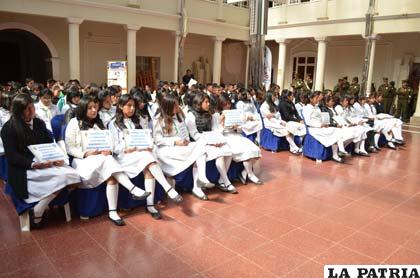 Estudiantes del Liceo Oruro y del Colegio 