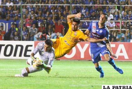 Emelec venció por la mínima diferencia al Tigres mexicano