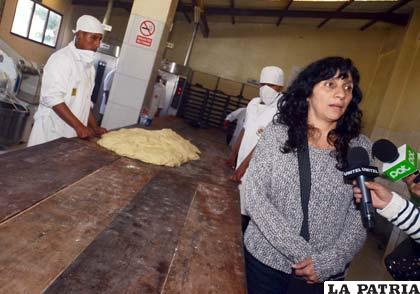 La ministra Verónica Ramos verificando la elaboración de pan