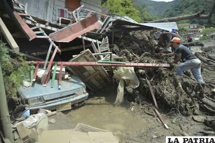 Pobladores de Salgar remueven escombros en busca de sobrevivientes