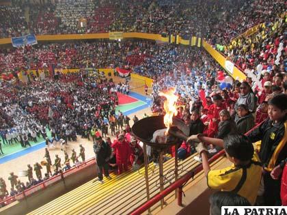 Durante el encendido del pebetero en señal de inicio de los juegos