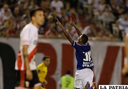 Marquinhos festeja el gol que anotó para la victoria de Cruzeiro ante River Plate